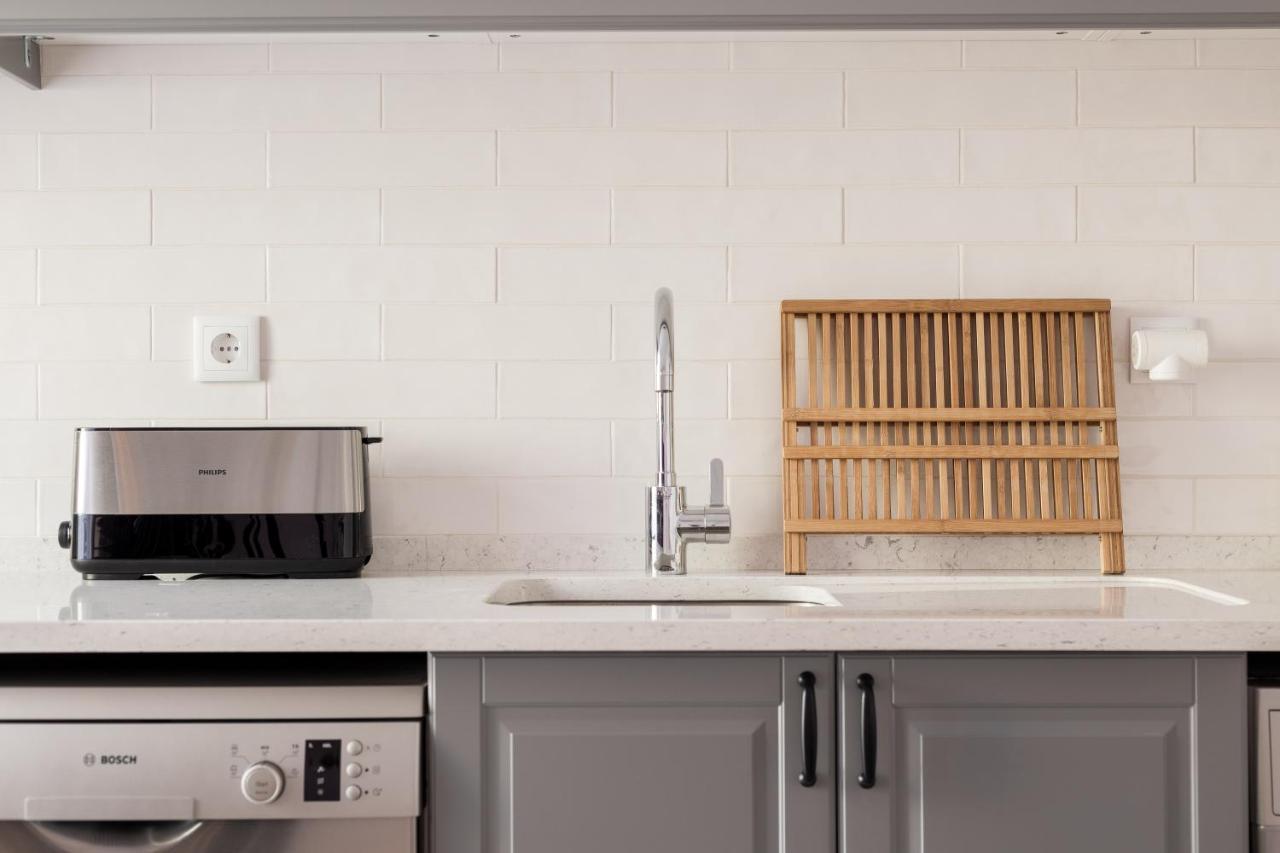 Feel Home In This Stunning Renovated Nest In Graca リスボン エクステリア 写真