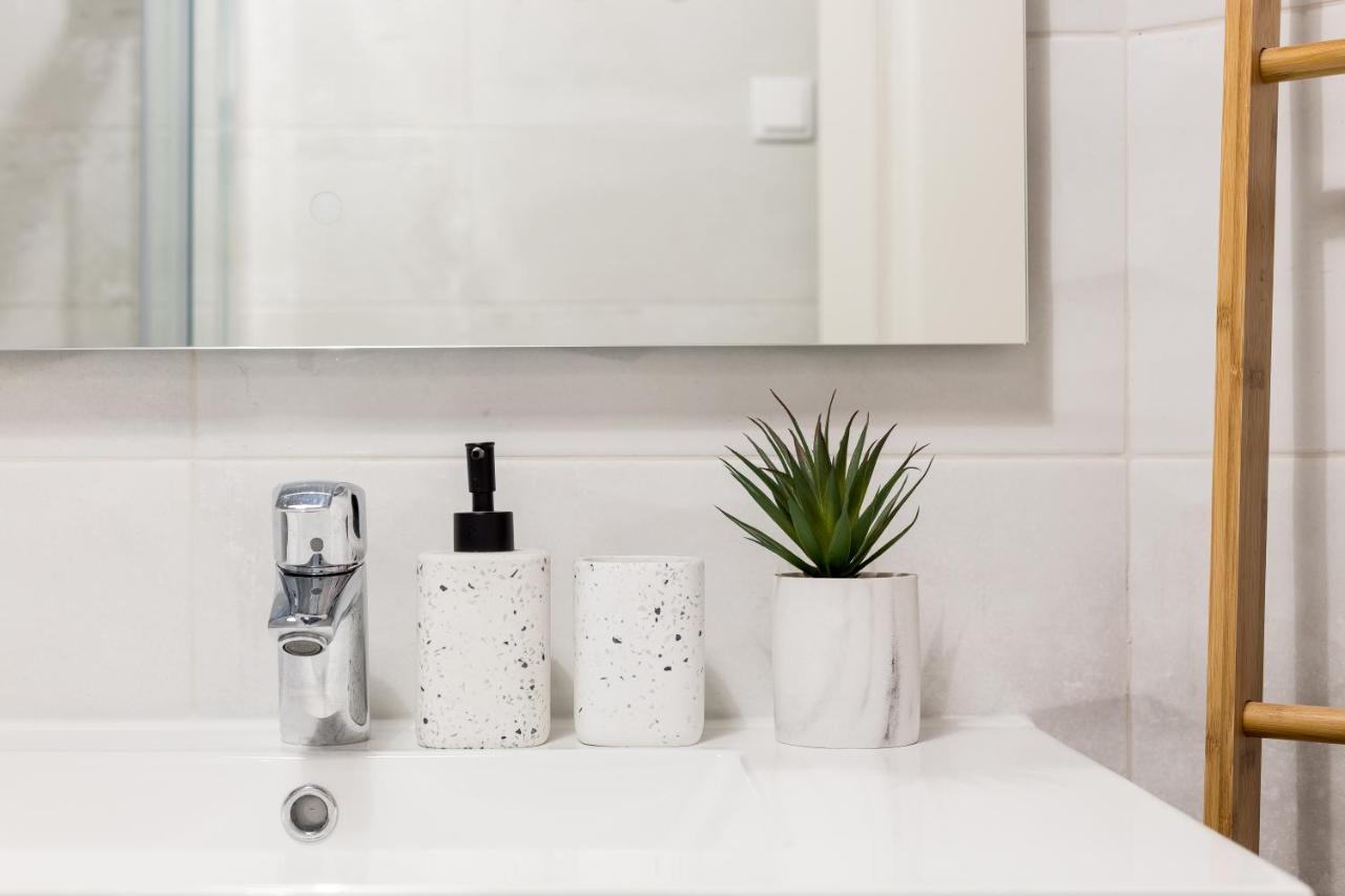 Feel Home In This Stunning Renovated Nest In Graca リスボン エクステリア 写真