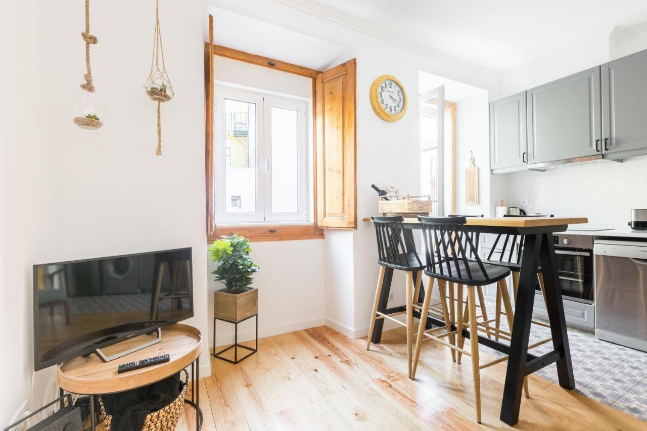 Feel Home In This Stunning Renovated Nest In Graca リスボン エクステリア 写真