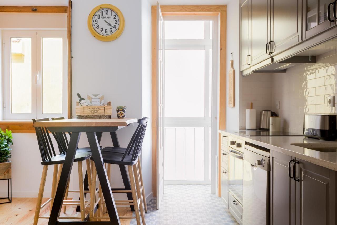 Feel Home In This Stunning Renovated Nest In Graca リスボン エクステリア 写真